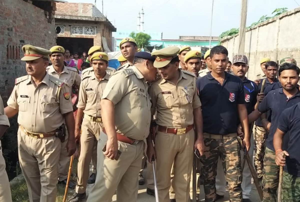 chaos during durga murti visarjan in balrampur, stone petelling people injured