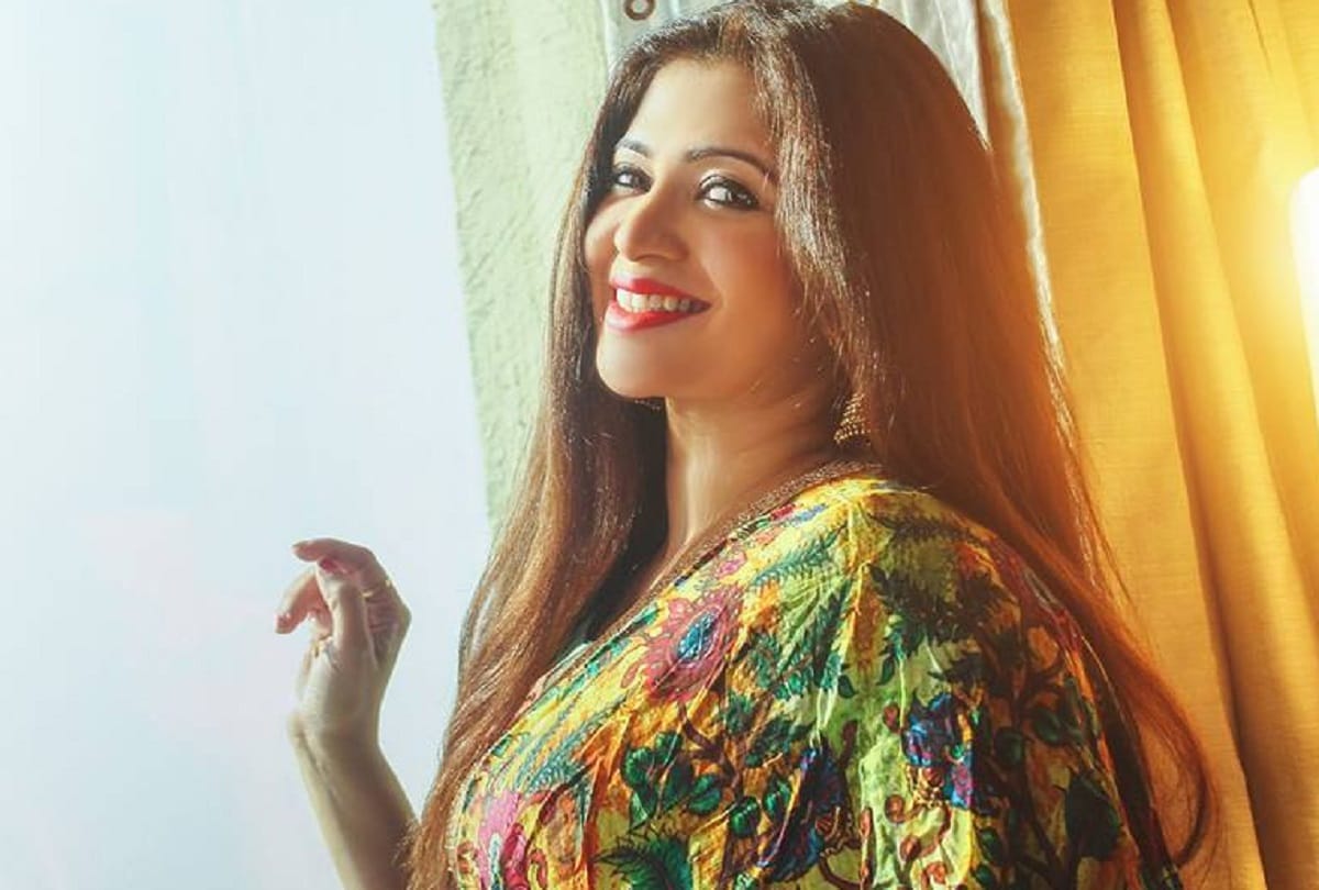 Shiv Sena candidate Dipali Sayyed is campaigning for change of name in Hindu and Muslim areas