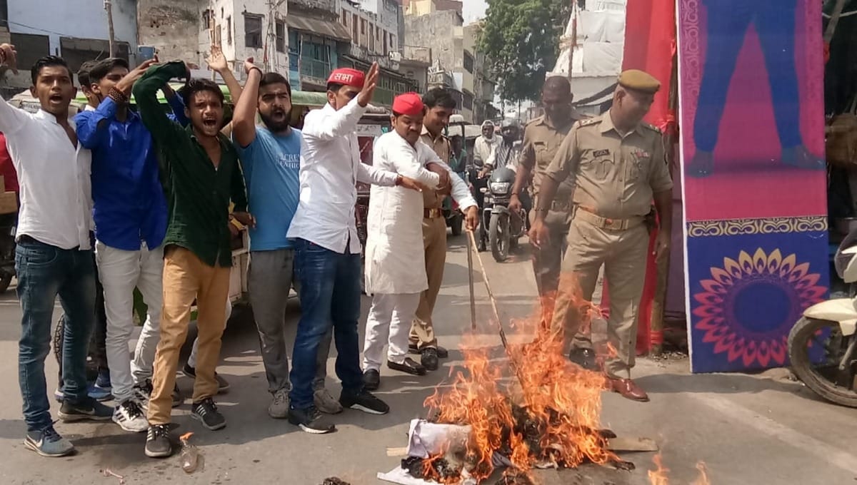 SP activist scorched while burning effigy of CM Yogi Adityanath in varanasi