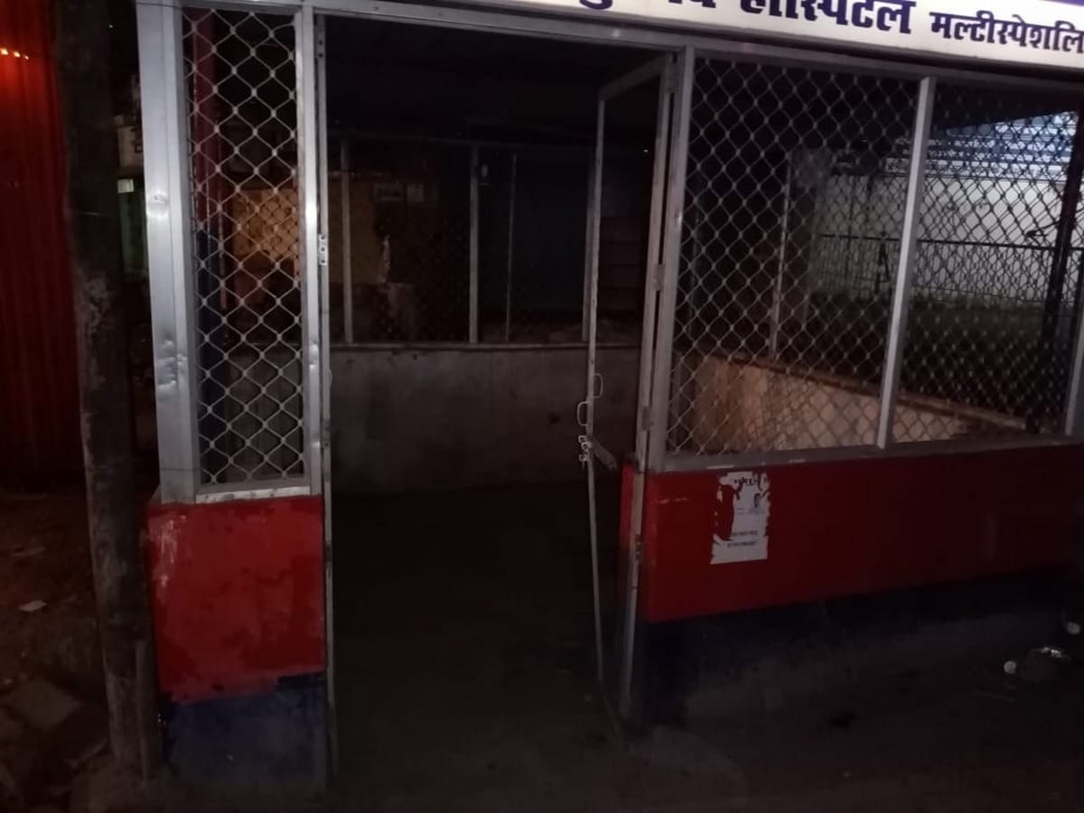 man spit on policeman si in police booth sarnath arrested accused varanasi