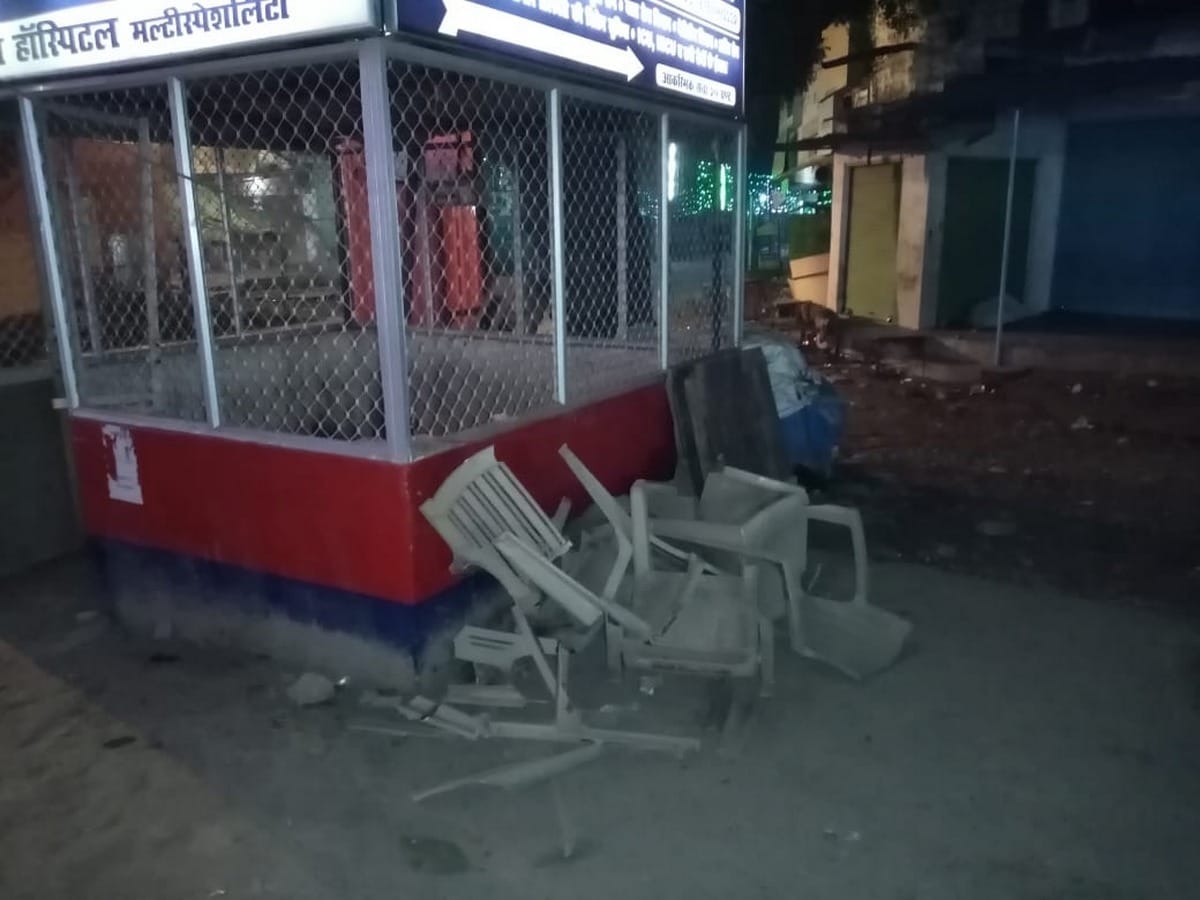 man spit on policeman si in police booth sarnath arrested accused varanasi