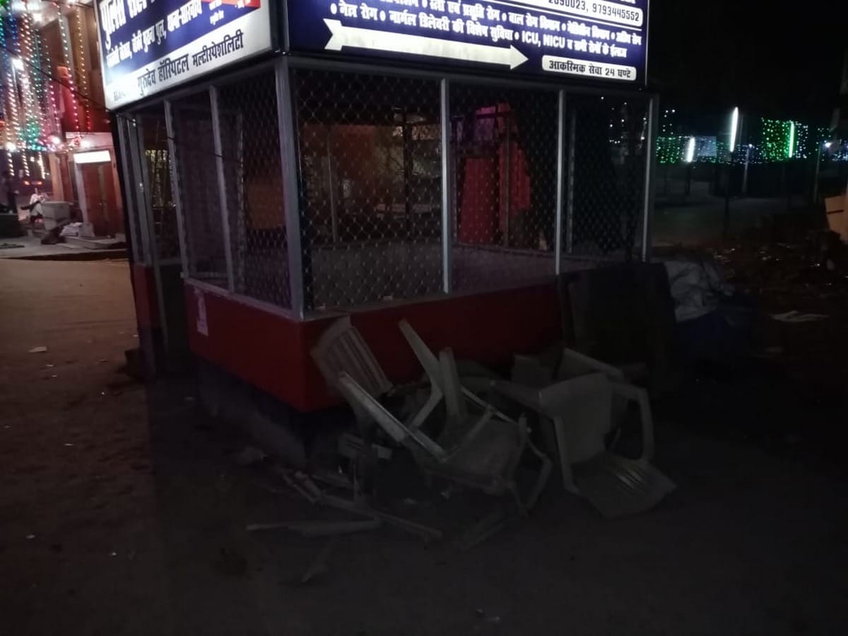 man spit on policeman si in police booth sarnath arrested accused varanasi