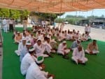 नागल में बजाज शुगर मिल गेट पर धरना देते किसान