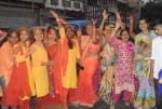 रूपापुर से देवी प्रतिमा विर्सजन यात्रा में नाचते झूमते श्रद्धालु।