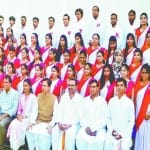 दीक्षांत समारोह के लिए फोटो रिहर्सल में शामिल छात्र व शिक्षक