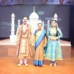 कलाकृति में कलाकारों संग राज्यपाल आनंदी बेन पटेल