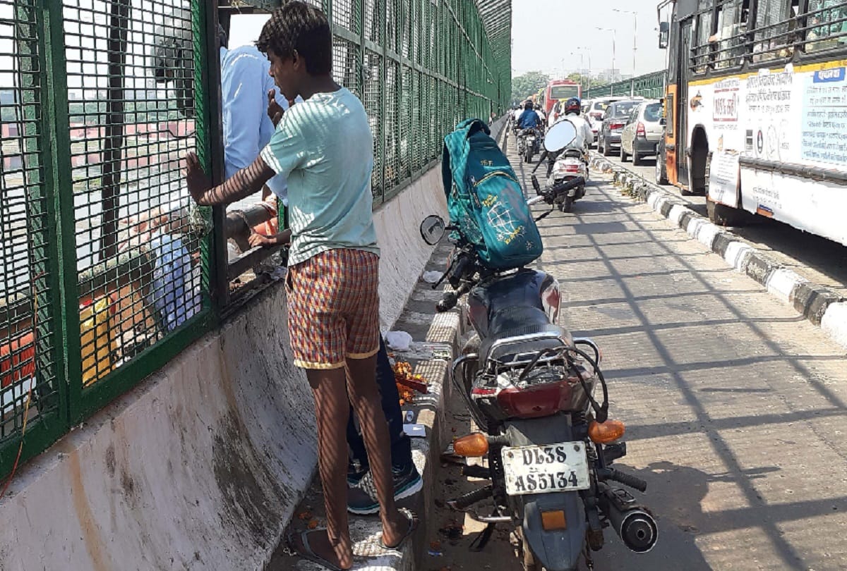 people through dirt in yamuna after police vigilance withdrawn