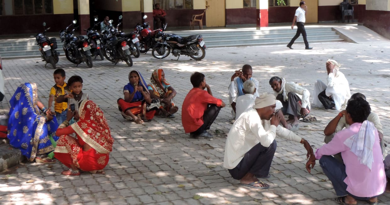 maangon ko lekar raajy karmachaariyon ne diya dharana
