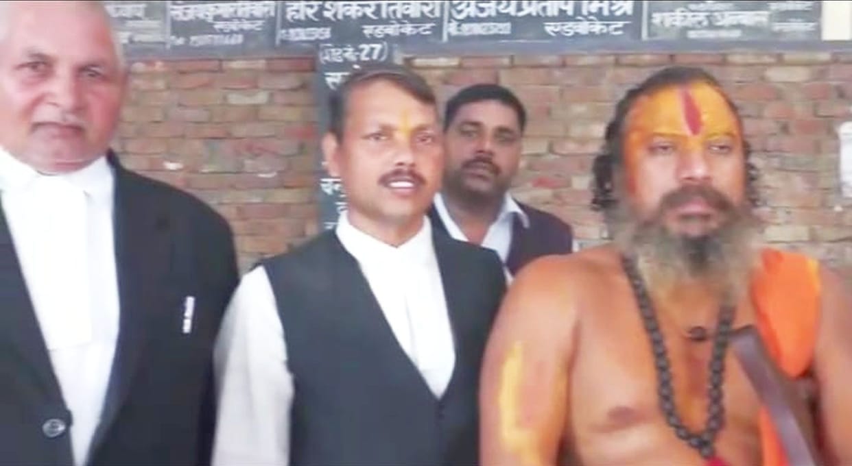 Mahant Paramhans arrived in court