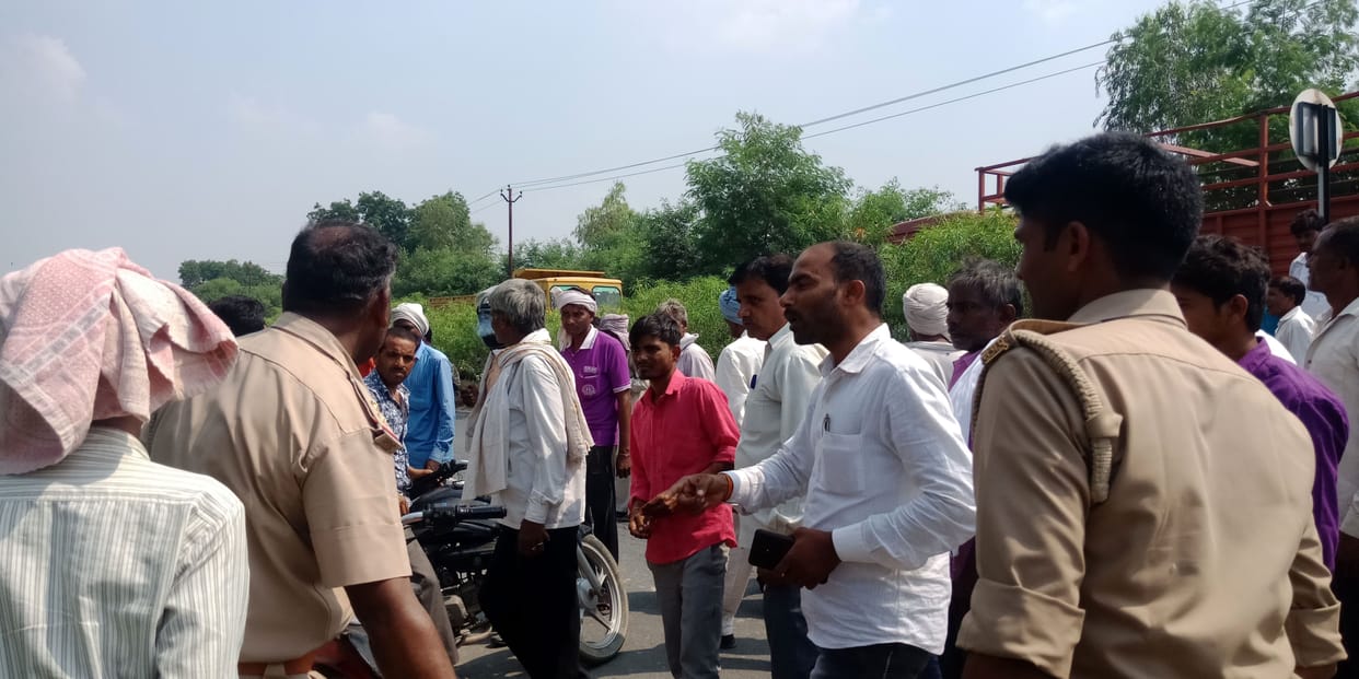 rotaavetar se kisaan kee maut, jaam lagaakar kiya hangaama