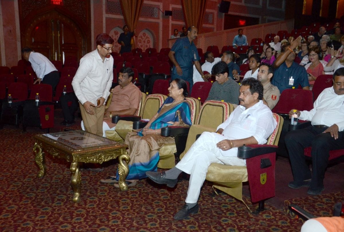 Up Governor Anandi Ben Patel Watch Taj Show In Kalakrati Agra