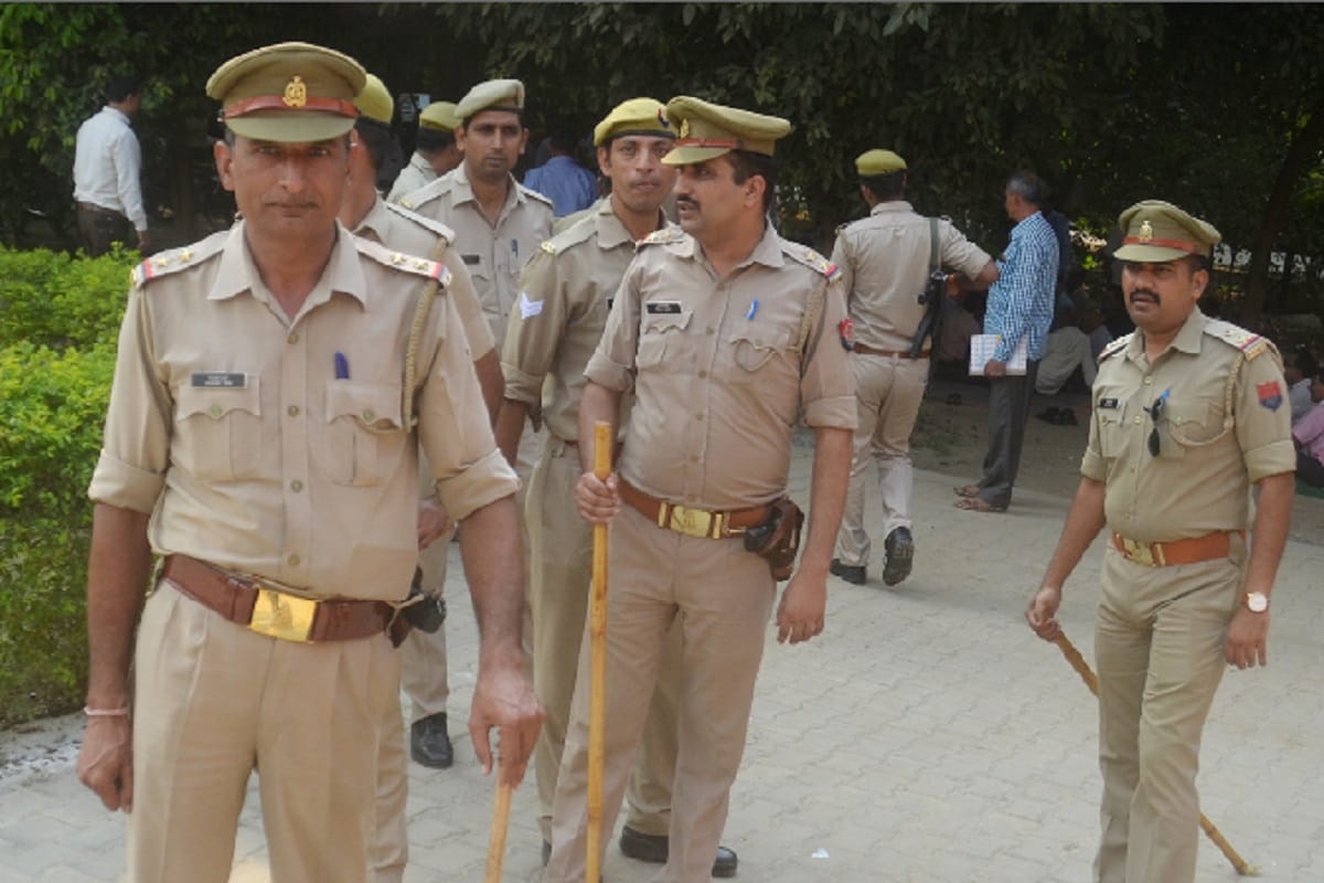 Advocate murder case: The advocates protest in the collectorate at Baghpat district