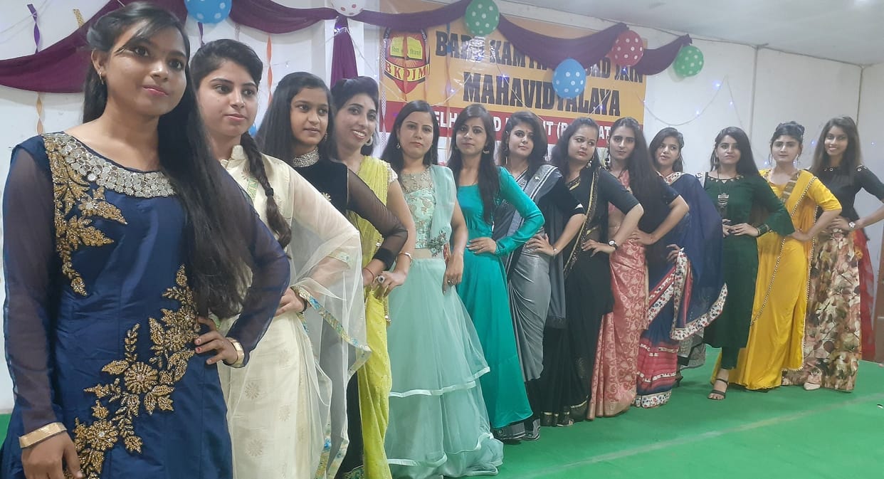 stundets celebrate party in school