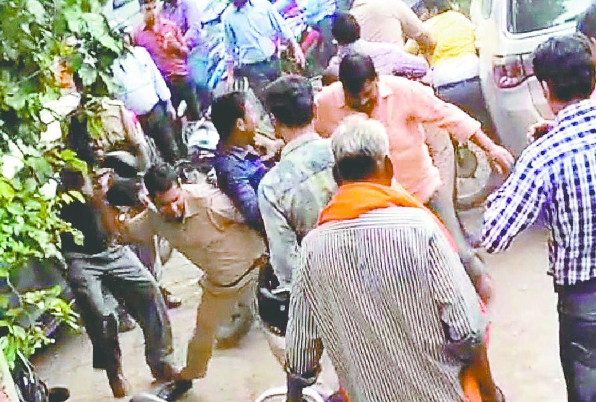 Bah Bjp Mla Gunners Beat Young man on road Agra News