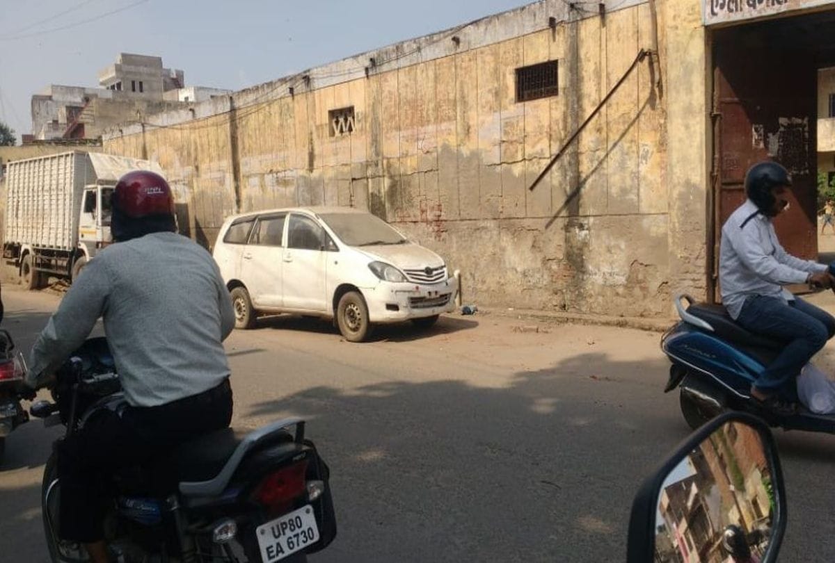 man Search Stolen Innova Car From junk warehouse Agra news