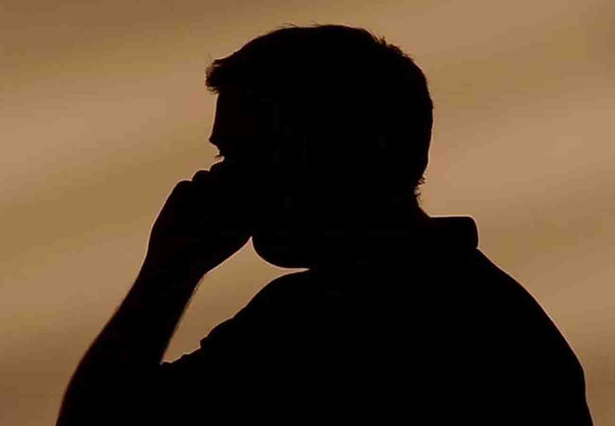 absconding prisoner had demanded 25 lakh from the property dealer in mobile phone