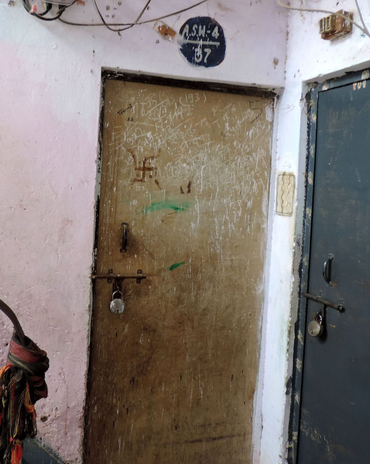 bijalee bil thamaaya to taala daalakar bhaag gae aavantee