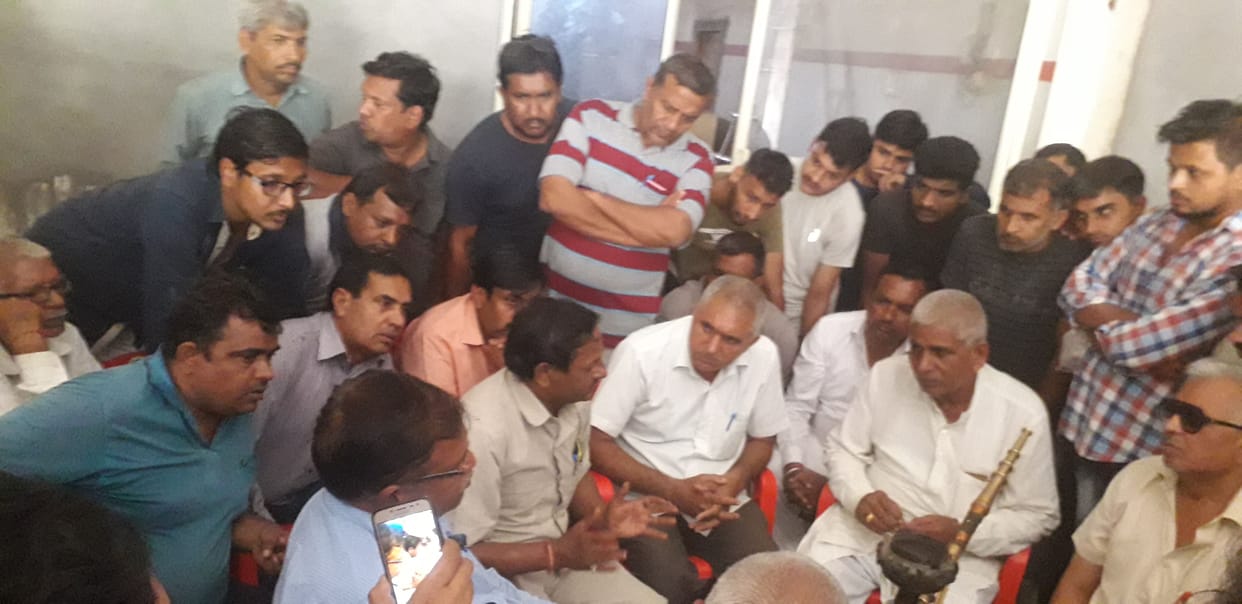 shopkeepers and colony residents mobilized to demand underpass