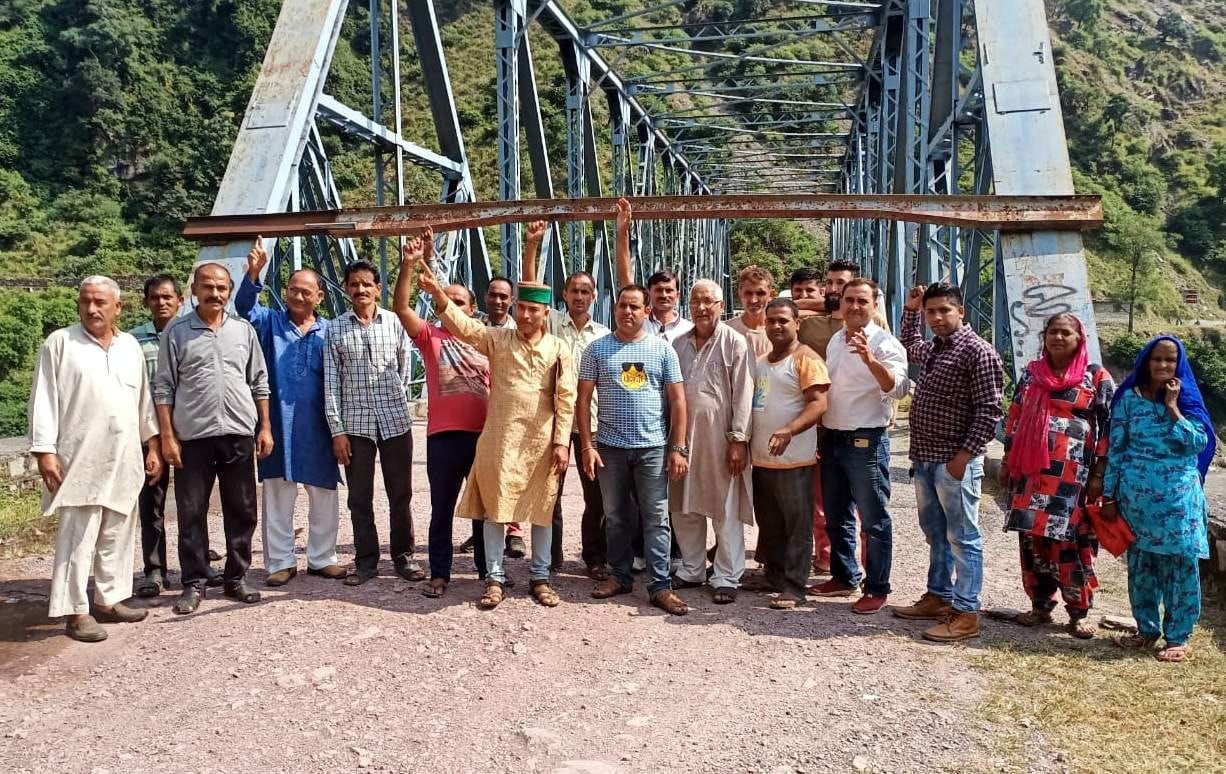 The villagers demonstrated on opening the unopened motor bridge