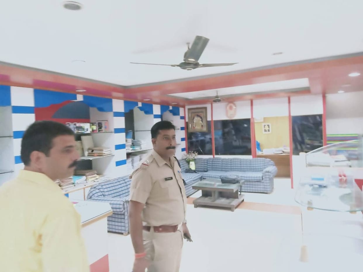 loot in a computer showroom at haridwar