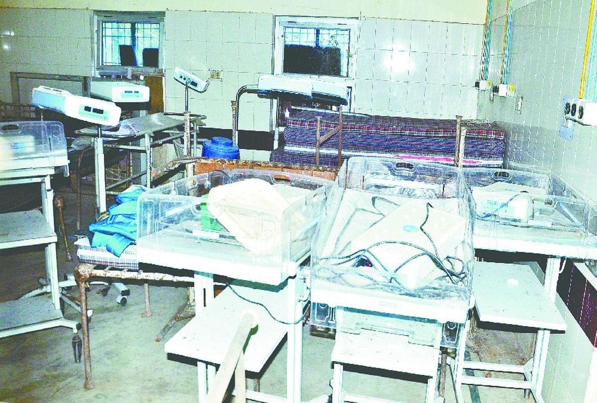Garbage in Treatment Room of Sn Medical College Agra