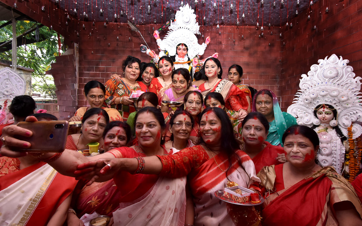 Prayagraj: Bhavani departed from her maiden with blessings, enthusiasm like Holi in pandals