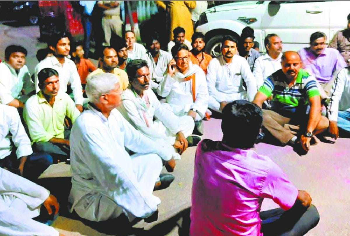 Pl Punia sitting on dharna at police station for rescuing Gokshi accused as innocent