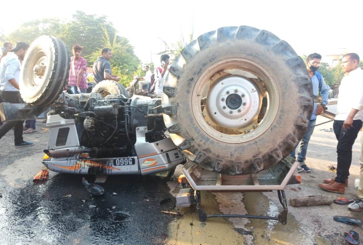 tractor trolly met an accident in lucknow during murti visarjan