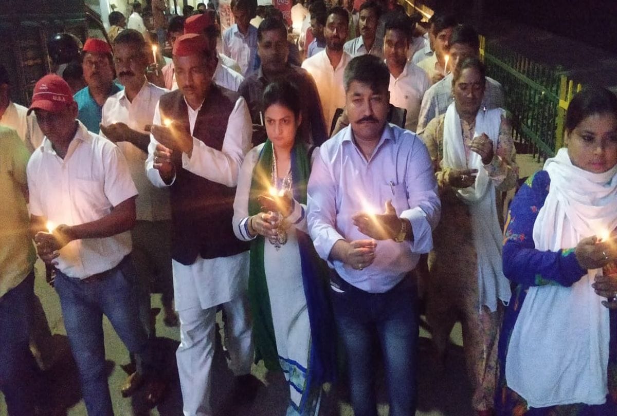 samajwadi party Leaders protest and tributes pushpendra of jhansi