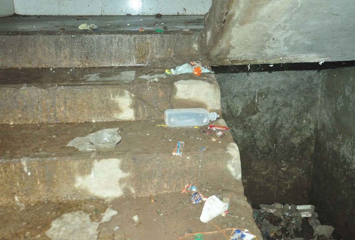 Garbage in Treatment Room of Sn Medical College Agra