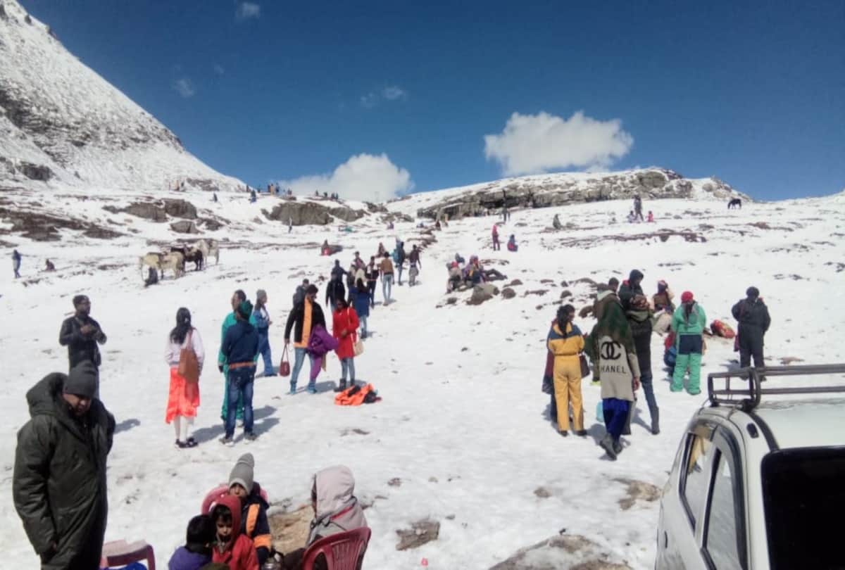 shimla: tourist flux  in rohtang pass of snow seeing