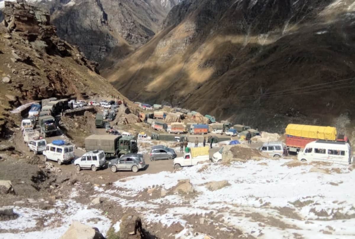 shimla: tourist flux  in rohtang pass of snow seeing