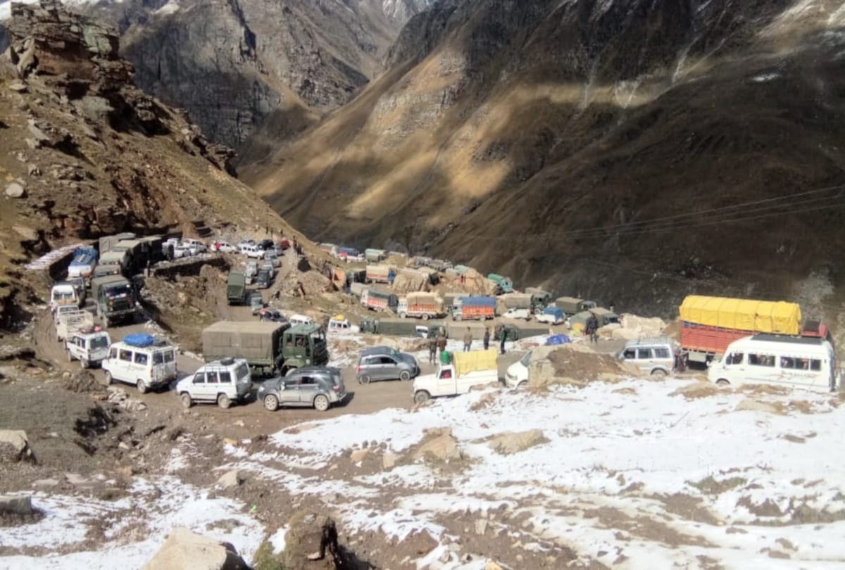 shimla: tourist flux  in rohtang pass of snow seeing