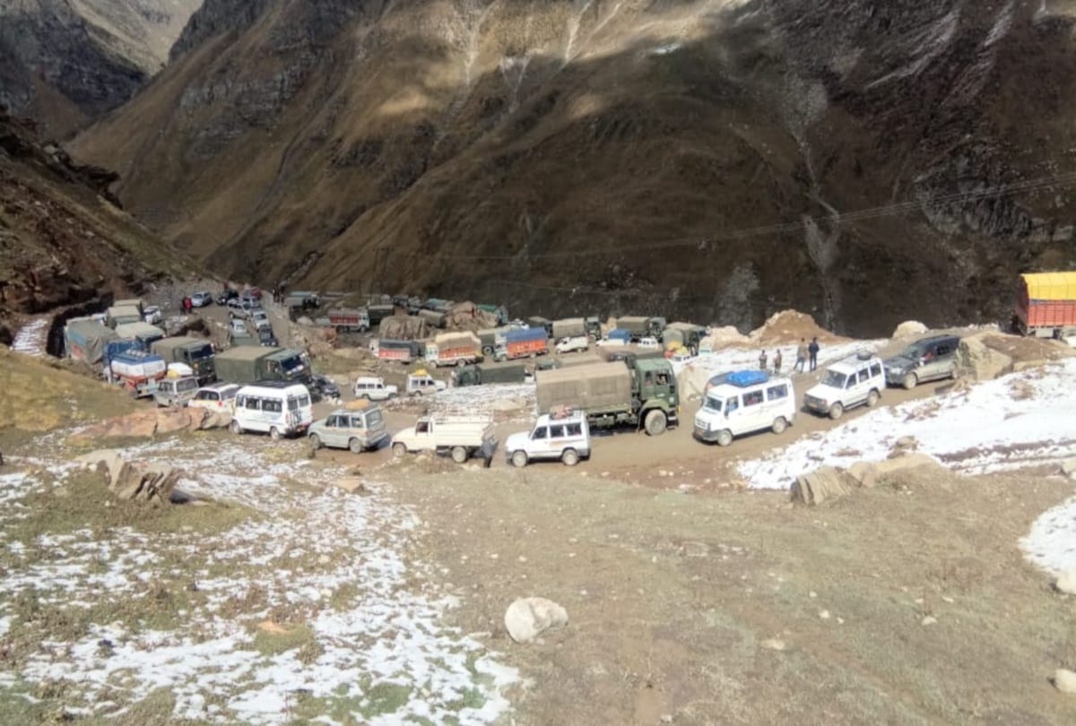 shimla: tourist flux  in rohtang pass of snow seeing