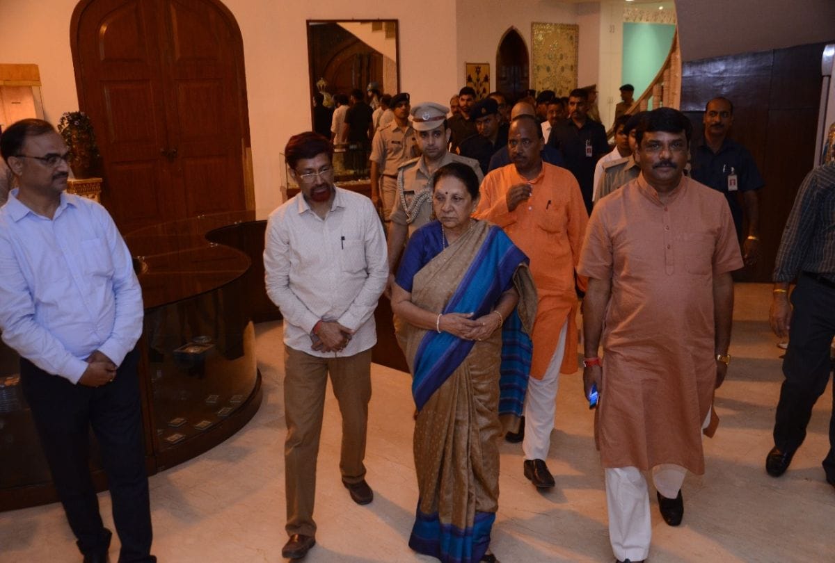 Up Governor Anandi Ben Patel Watch Taj Show In Kalakrati Agra