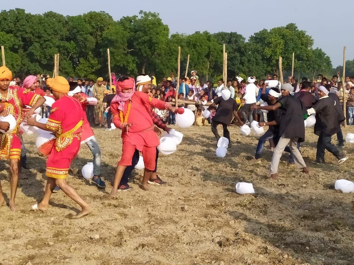 Viewers gathered to see the kuppi war in Daranagar
