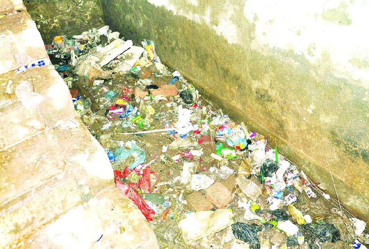 Garbage in Treatment Room of Sn Medical College Agra
