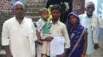 बीमार बच्चे के साथ दुघरा कला गांव निवासी संतोष