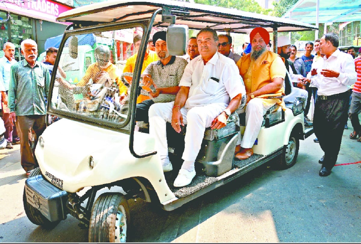Customers will be able to ride golf carts for shopping in delhi market