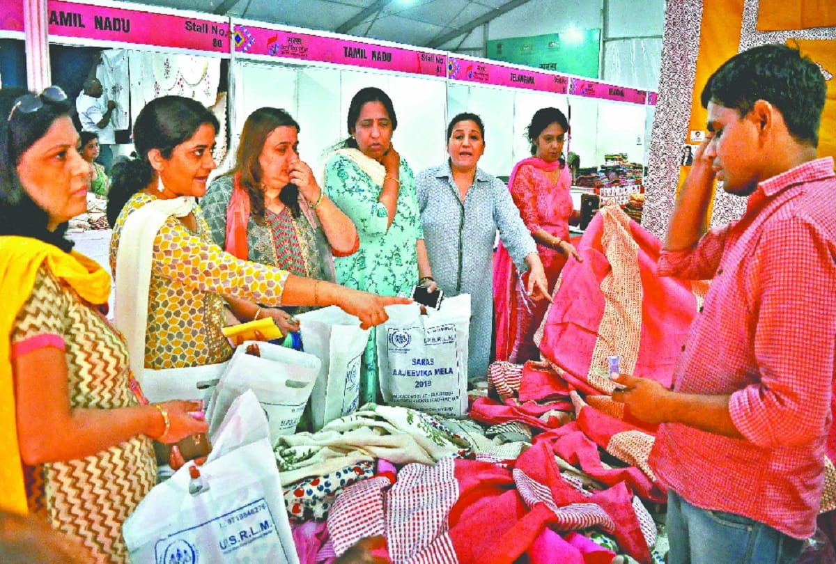 The skill of hands enticing people in Saras fair