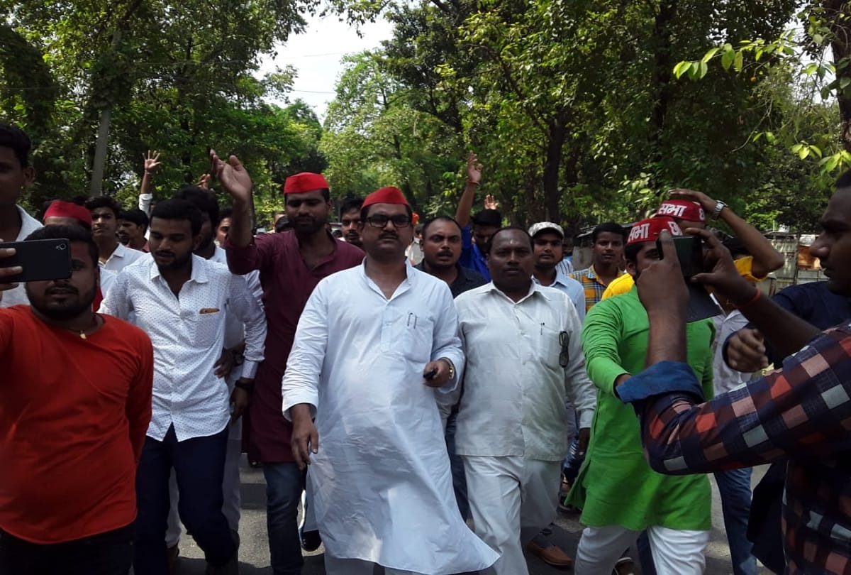 samajwadi party protests march in pushpendra yadav encounter case