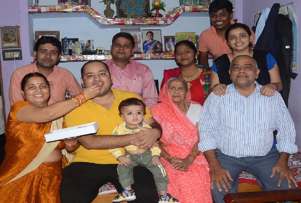 UPPCS Second topper anupam mishra quit 30 lakh job to fulfill Dada dream 