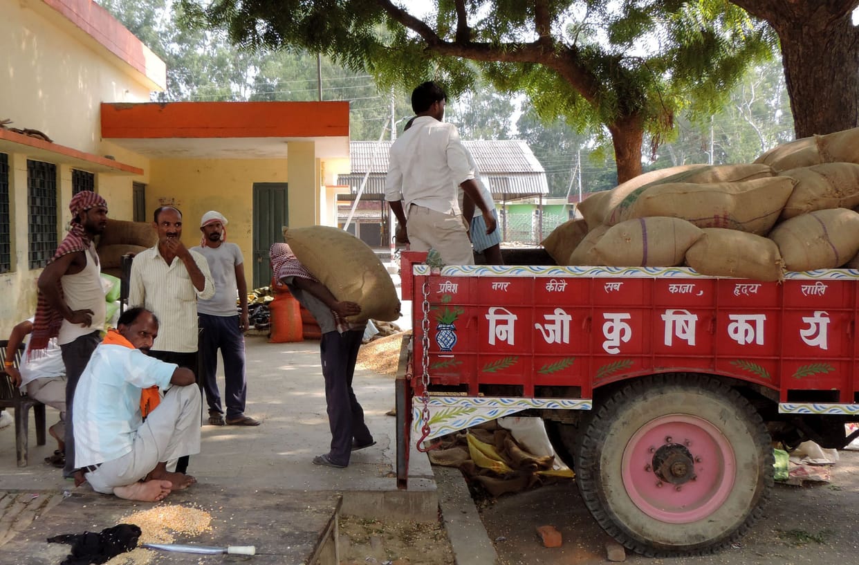sarakaaree kendr nahin khule, aadhatiyon ne khareeda makka