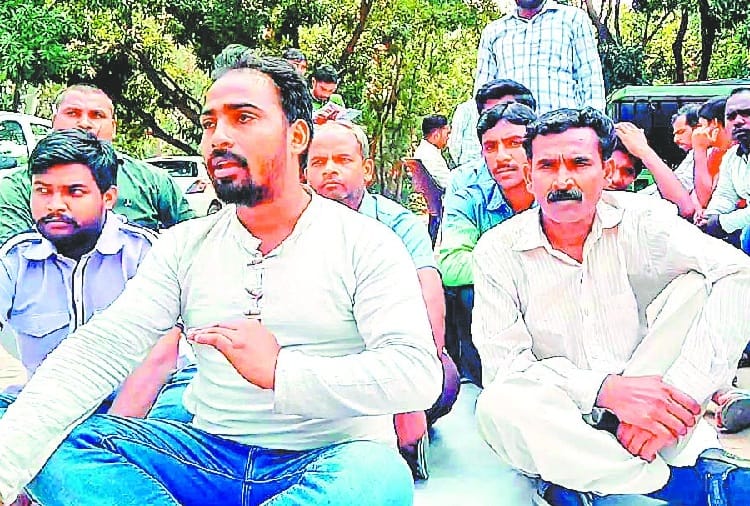 punjab university e-rickshaw drivers protest against contractor