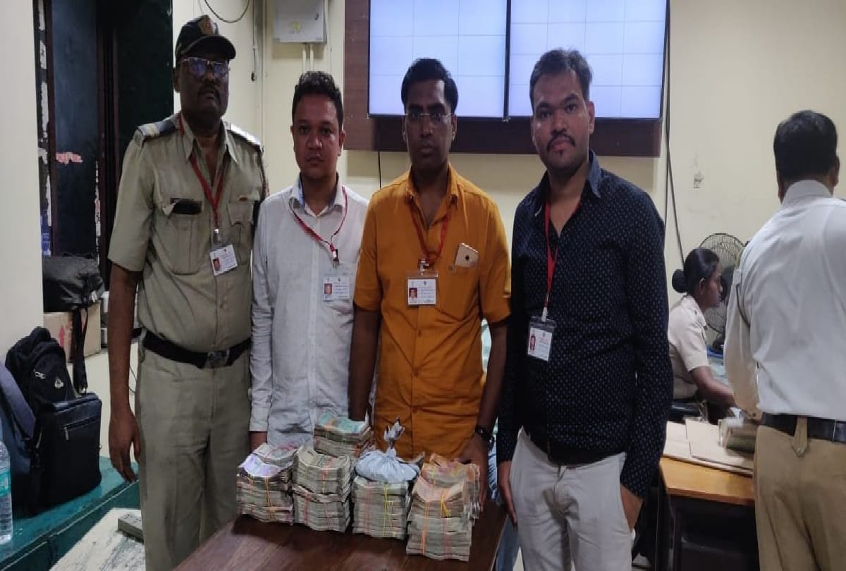 Election Commission officials seized Rs 63,09,000 cash before Maharashtra assembly elections