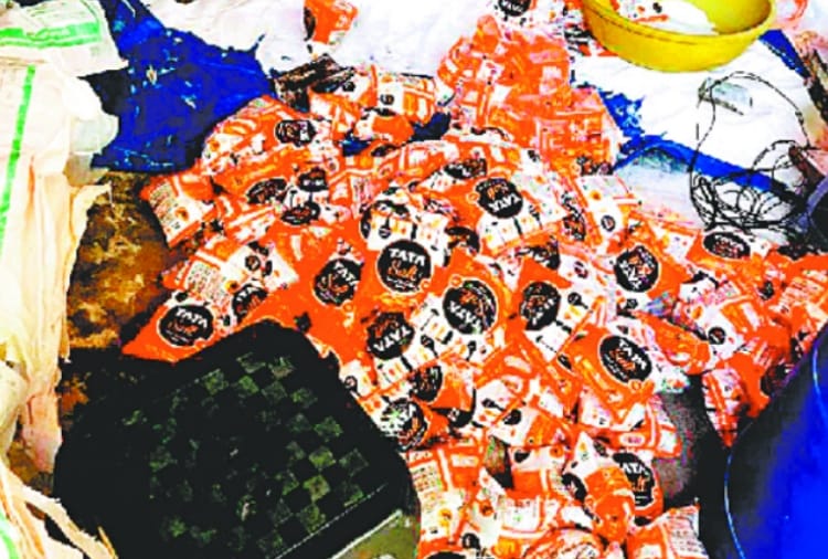 A Factory caught In Derabassi Who filling fake goods in packets