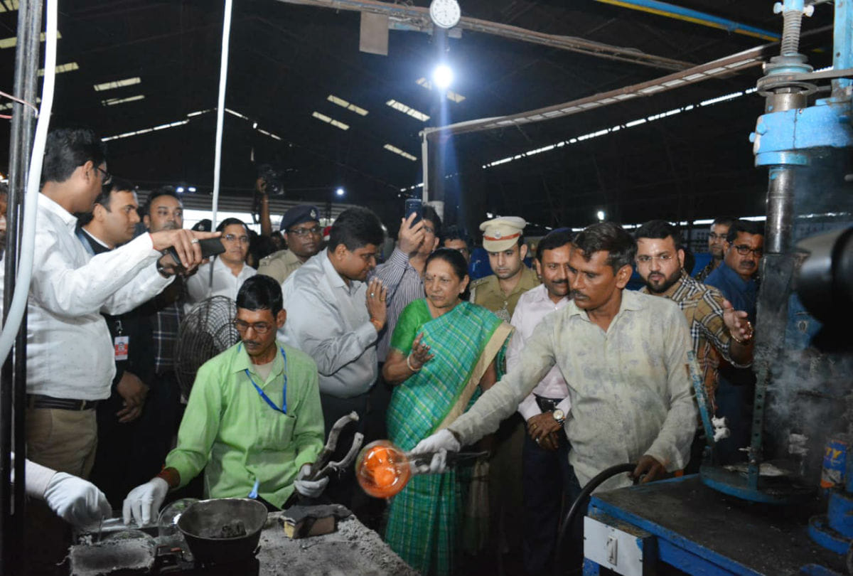 up governor anandi ben patel visits glass factory in firozabad