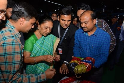 up governor anandi ben patel visits glass factory in firozabad