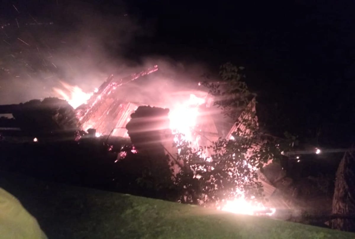 two houses gutted in fire due lpg cylinder leakage in rampur himachal