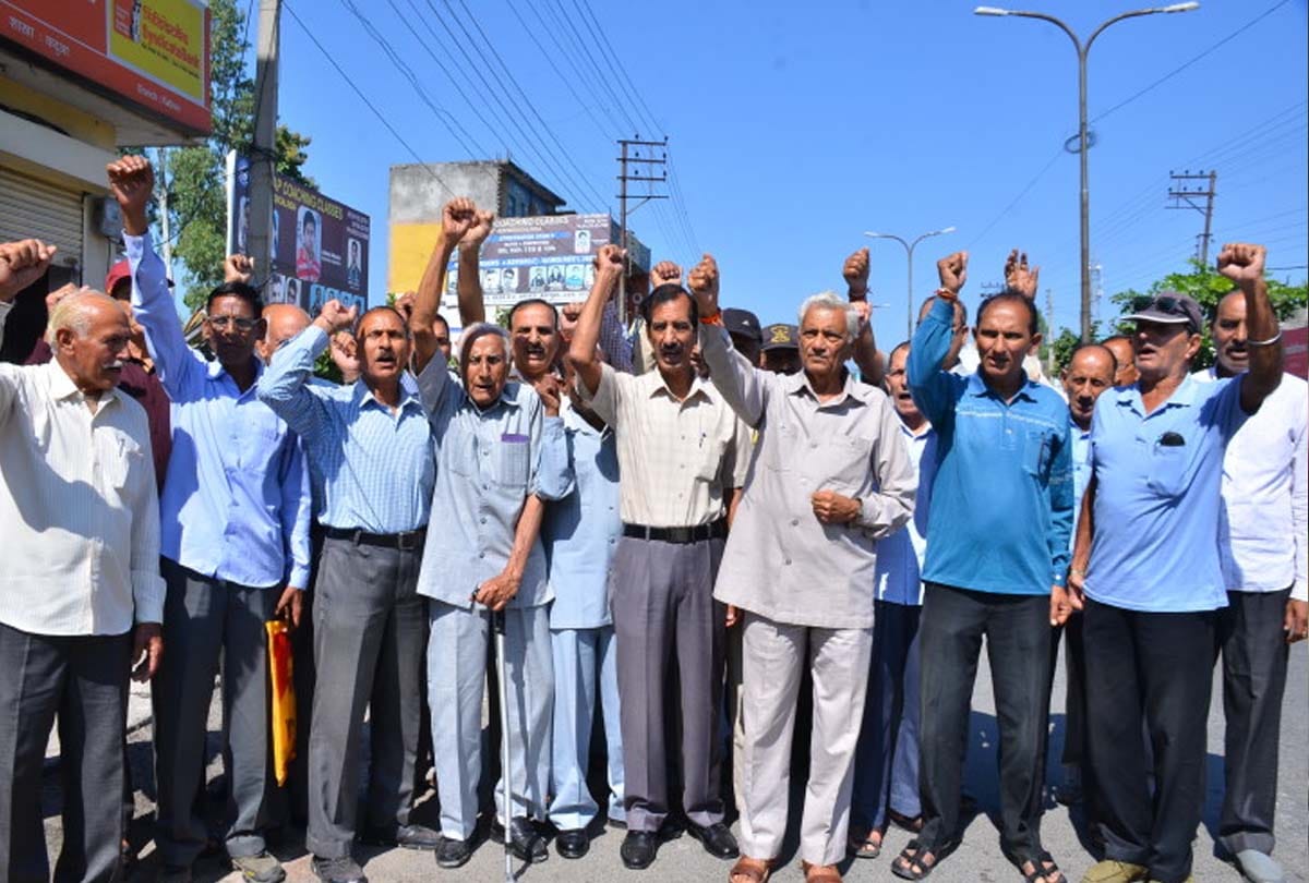 Ex-servicemen protest against Pak, said- learn from defeat in wars and stop evil acts